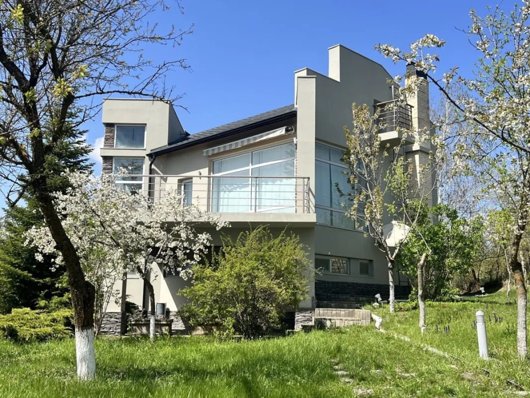 Satılır 4 otaqlı həyət evi 300 m²