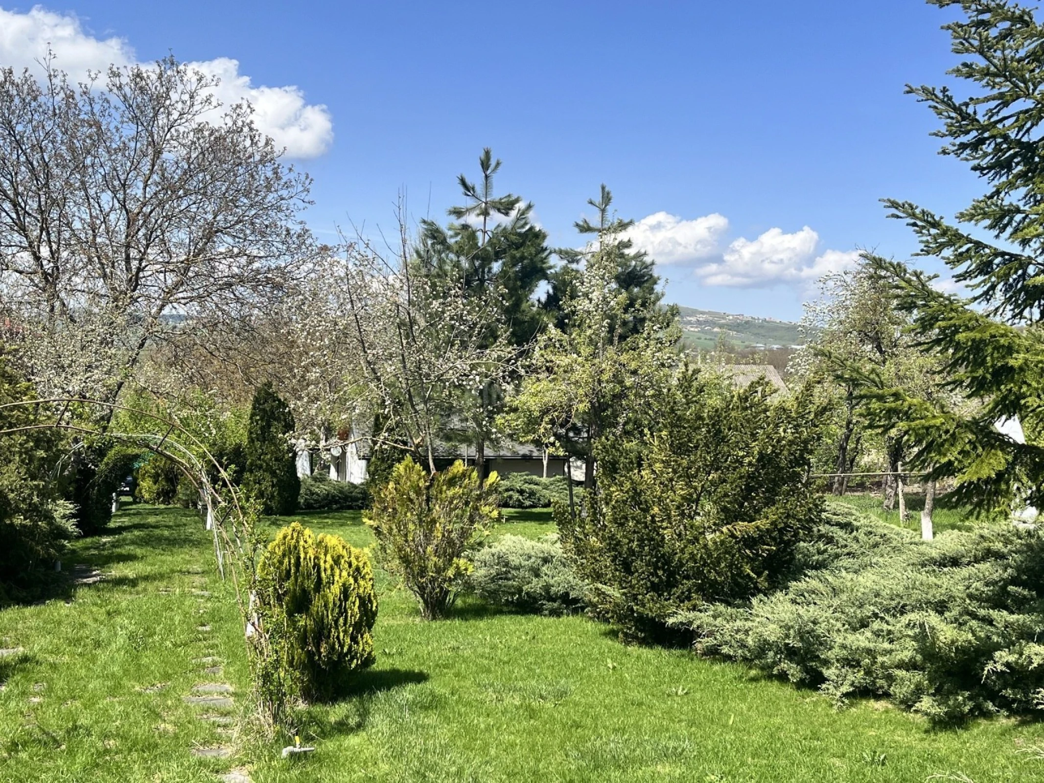 Satılır 4 otaqlı həyət evi 300 m²