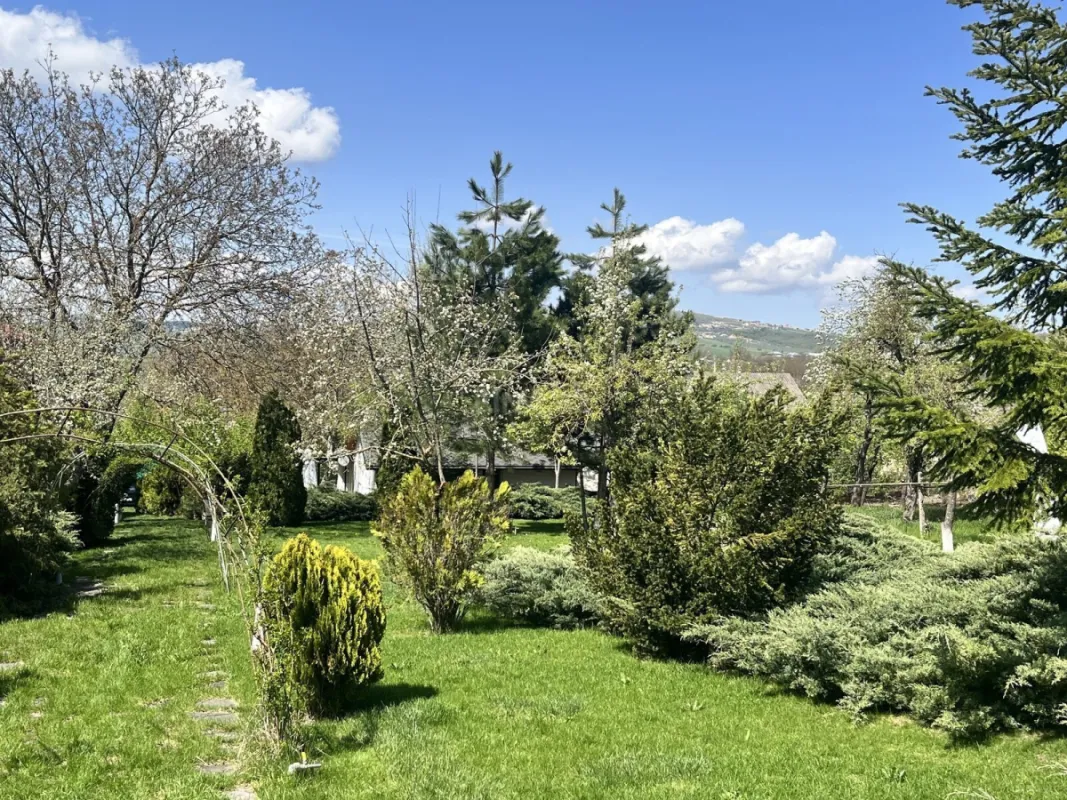 Satılır 4 otaqlı həyət evi 300 m²