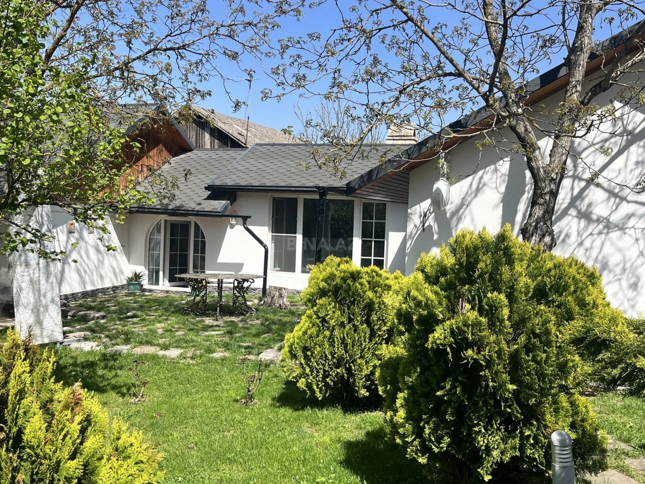 Satılır 4 otaqlı həyət evi 300 m²