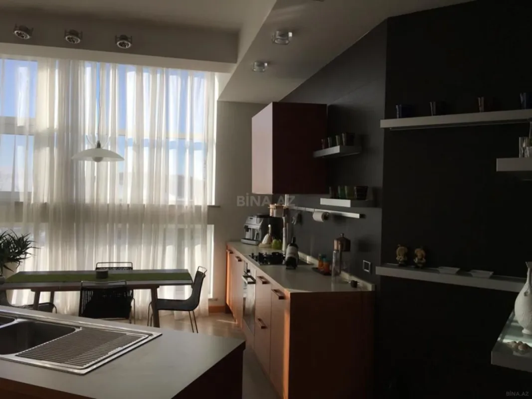 Satılır 4 otaqlı həyət evi 300 m²