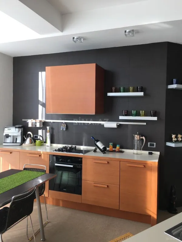 Satılır 4 otaqlı həyət evi 300 m²