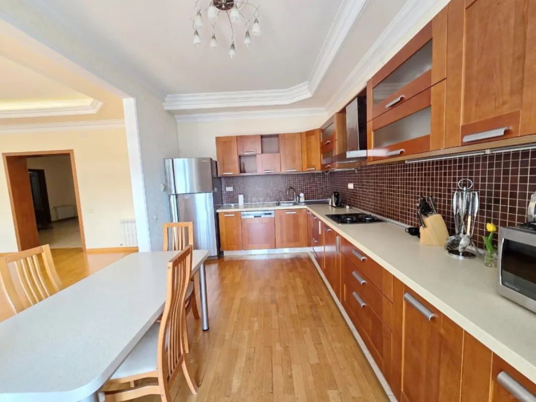Kirayə verilir 4 otaqlı mənzil 250 m²