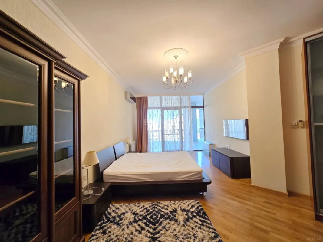 Kirayə verilir 4 otaqlı mənzil 250 m²