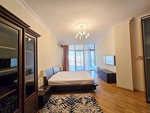 Kirayə verilir 4 otaqlı mənzil 250 m²