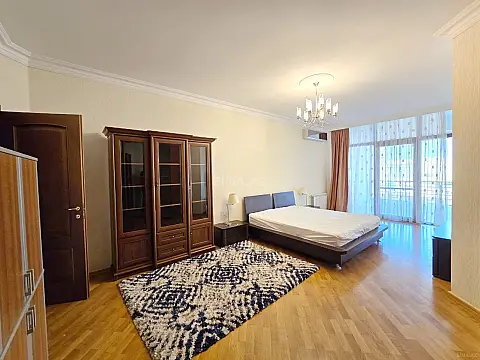 Kirayə verilir 4 otaqlı mənzil 250 m²