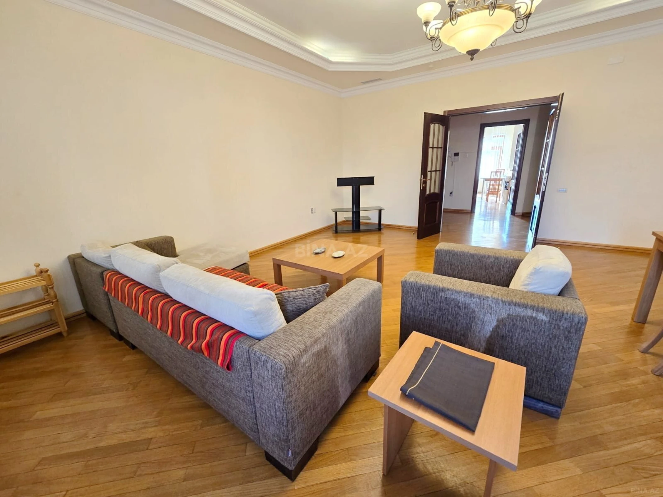 Kirayə verilir 3 otaqlı mənzil 150 m²
