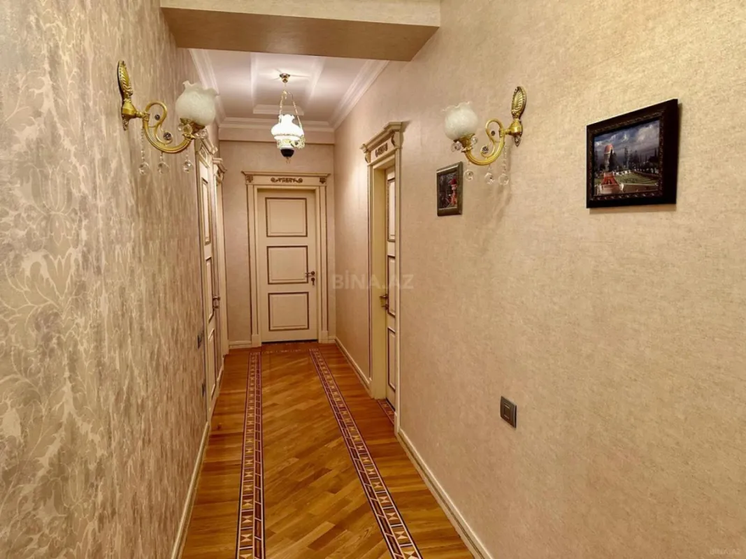 Satılır 4 otaqlı mənzil 210 m²