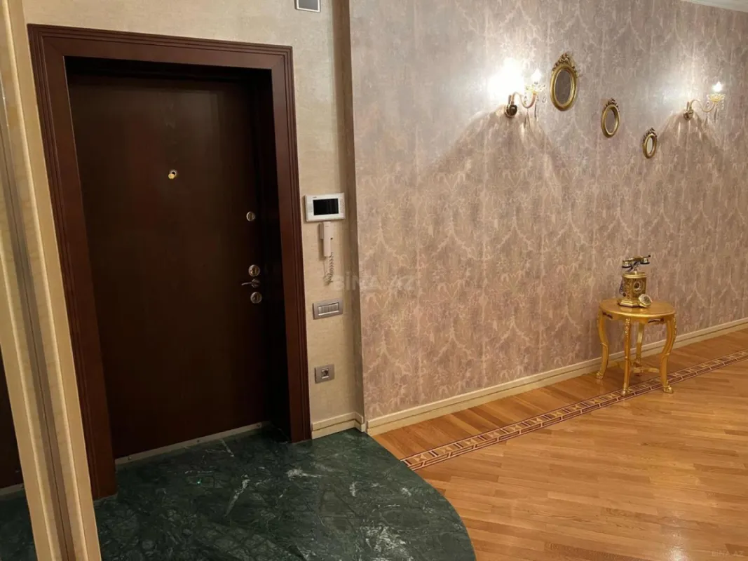 Satılır 4 otaqlı mənzil 210 m²