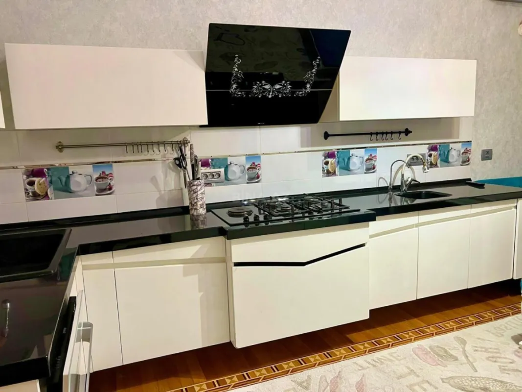 Satılır 4 otaqlı mənzil 210 m²