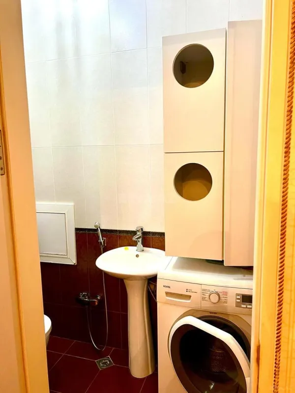 Satılır 4 otaqlı mənzil 210 m²