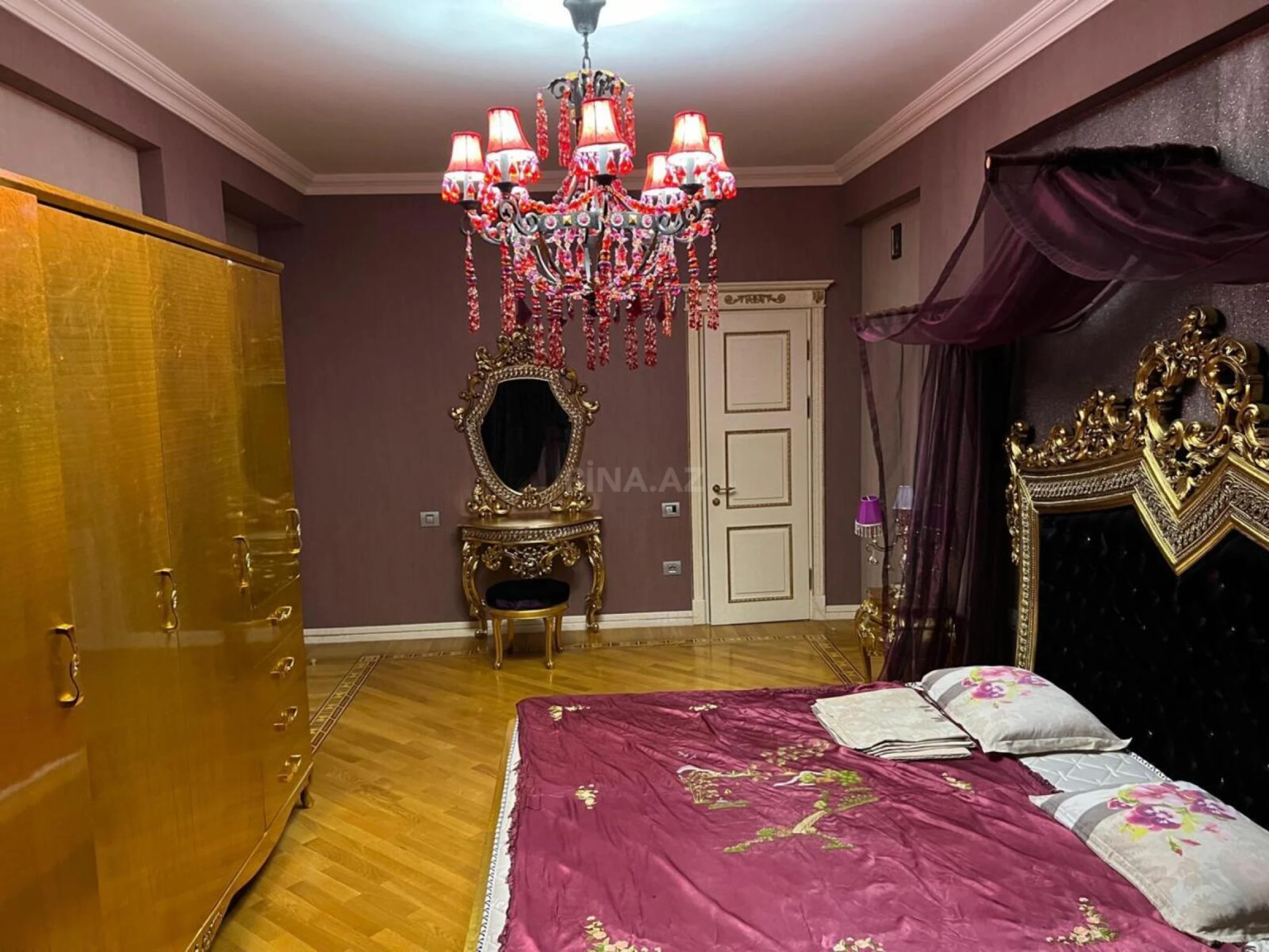 Satılır 4 otaqlı mənzil 210 m²