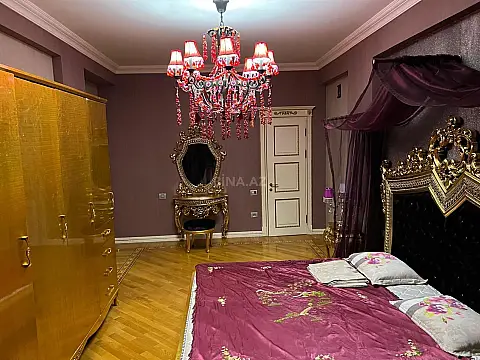 Satılır 4 otaqlı mənzil 210 m²