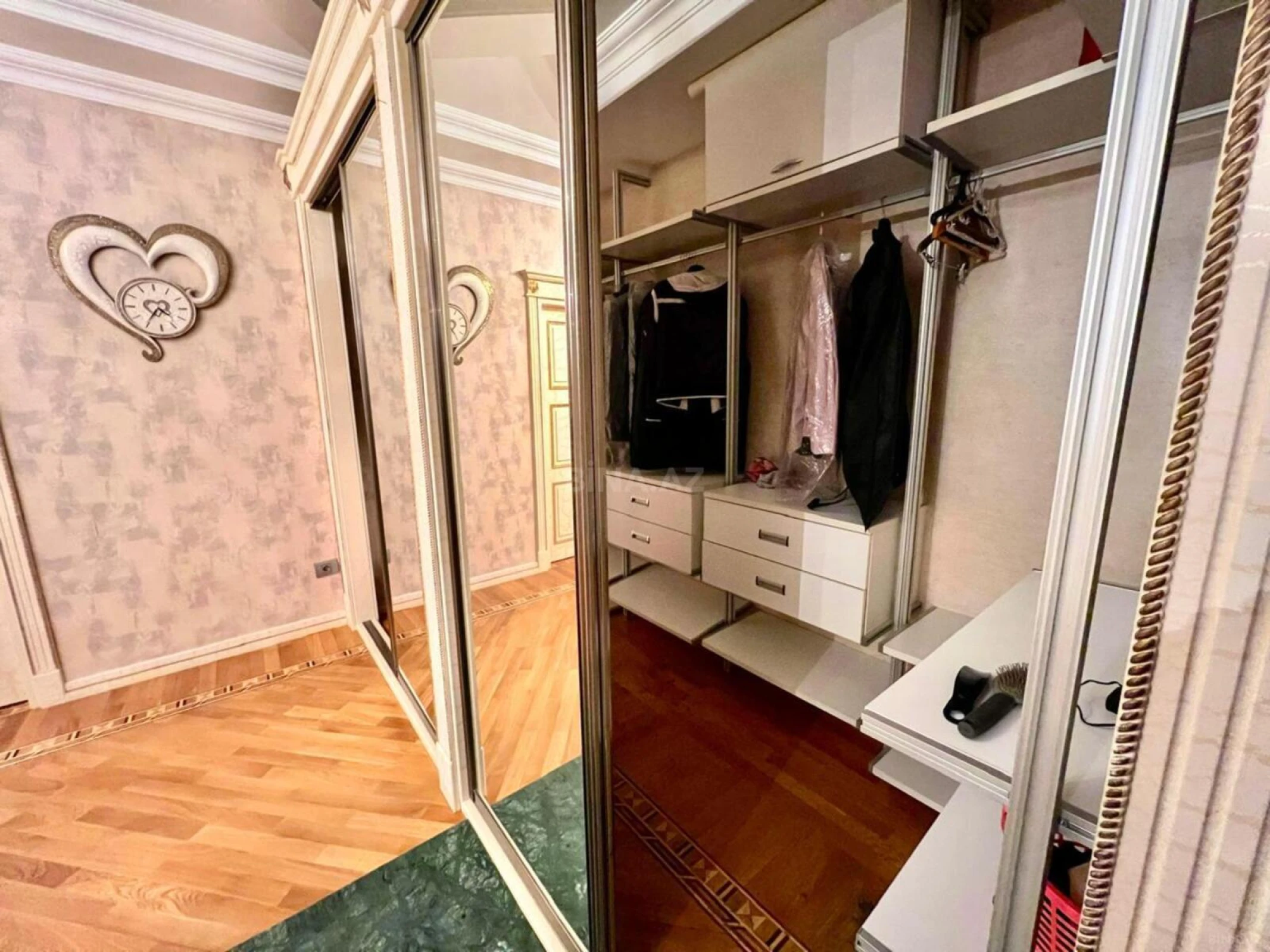 Satılır 4 otaqlı mənzil 210 m²