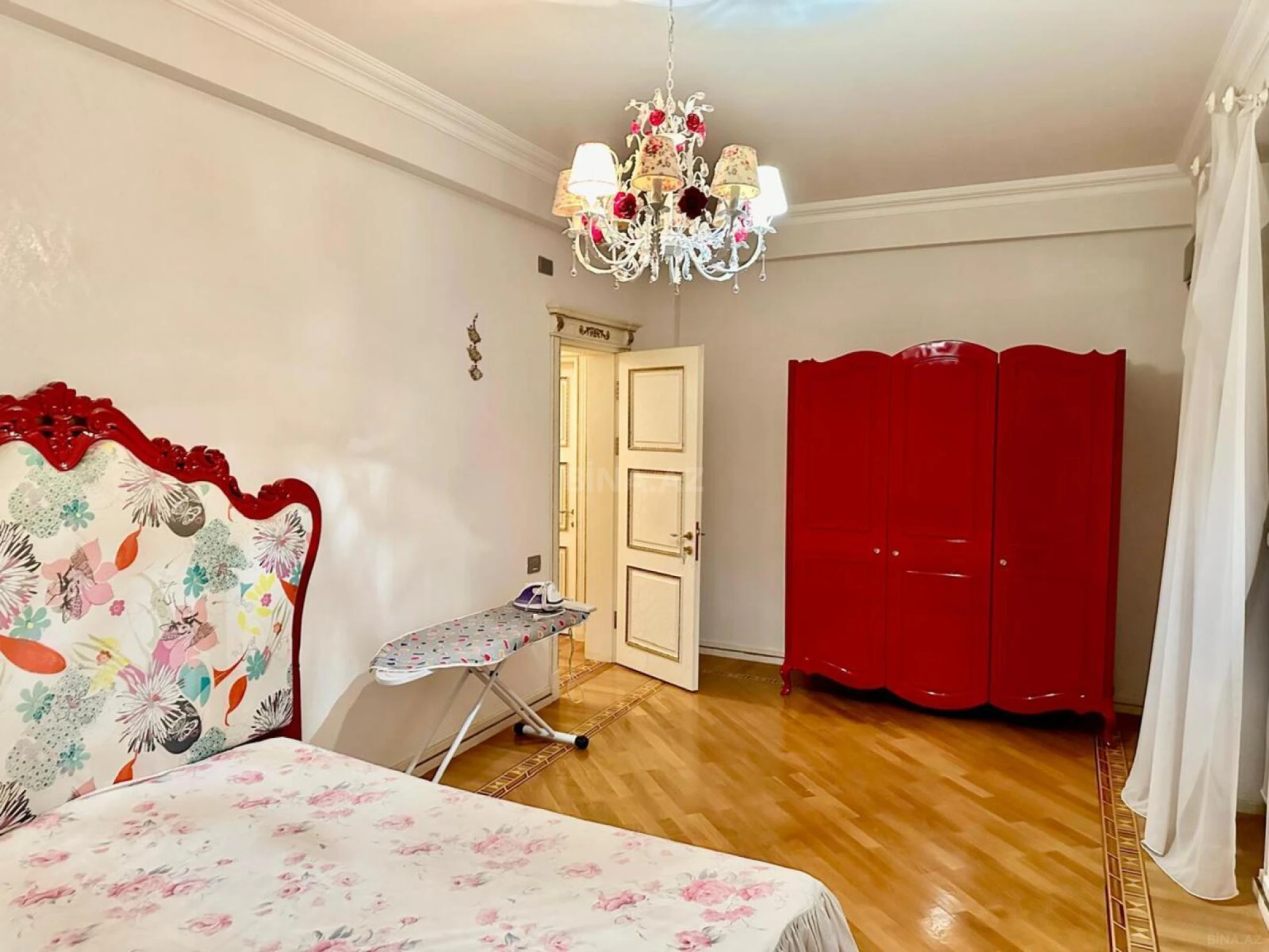 Satılır 4 otaqlı mənzil 210 m²