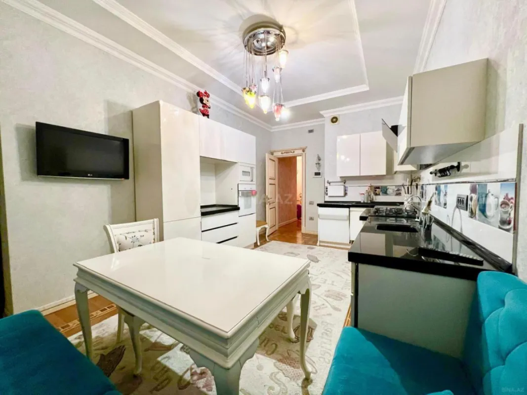 Satılır 4 otaqlı mənzil 210 m²