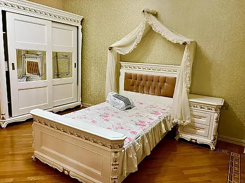 Satılır 4 otaqlı mənzil 210 m²