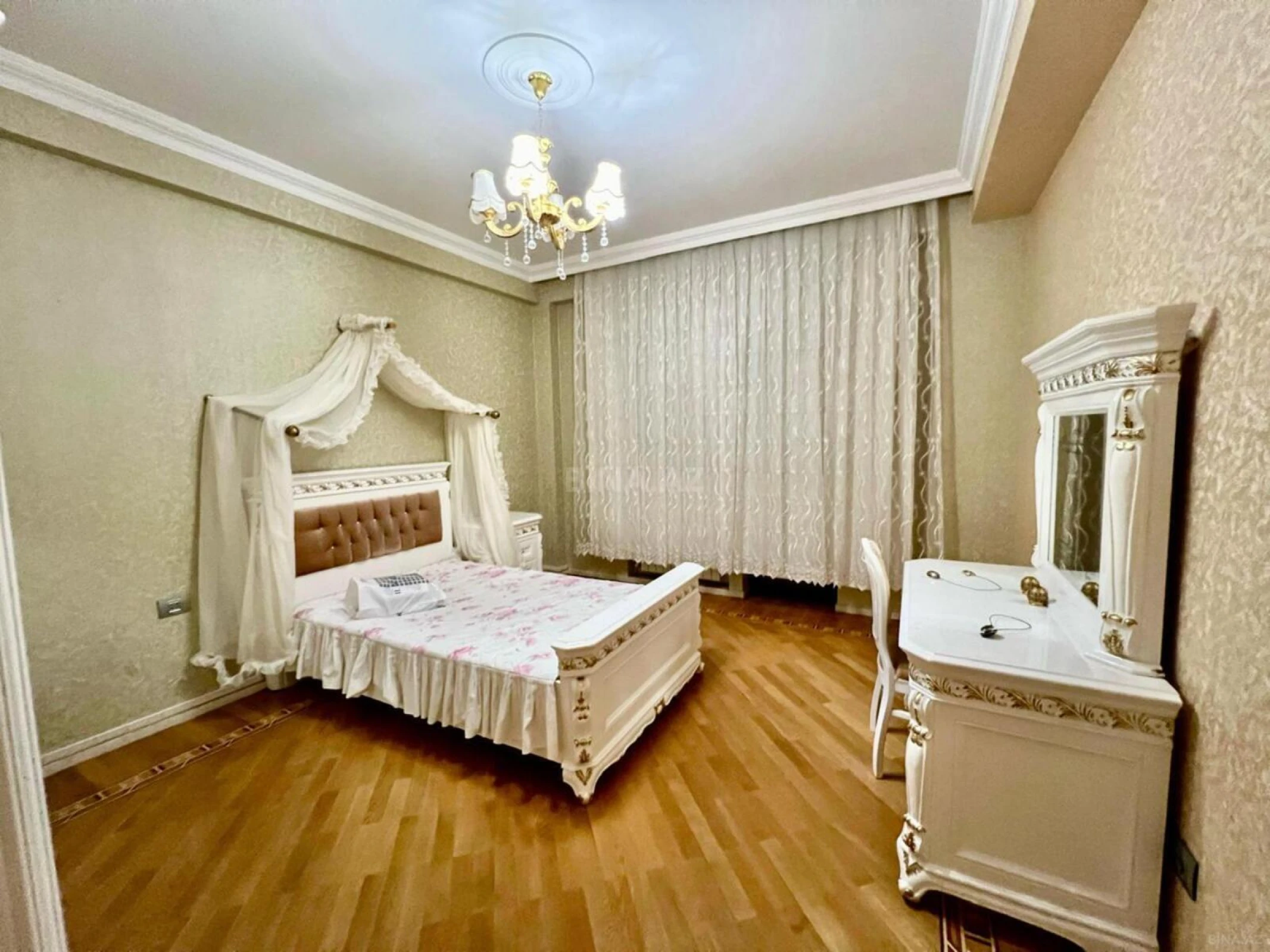 Satılır 4 otaqlı mənzil 210 m²