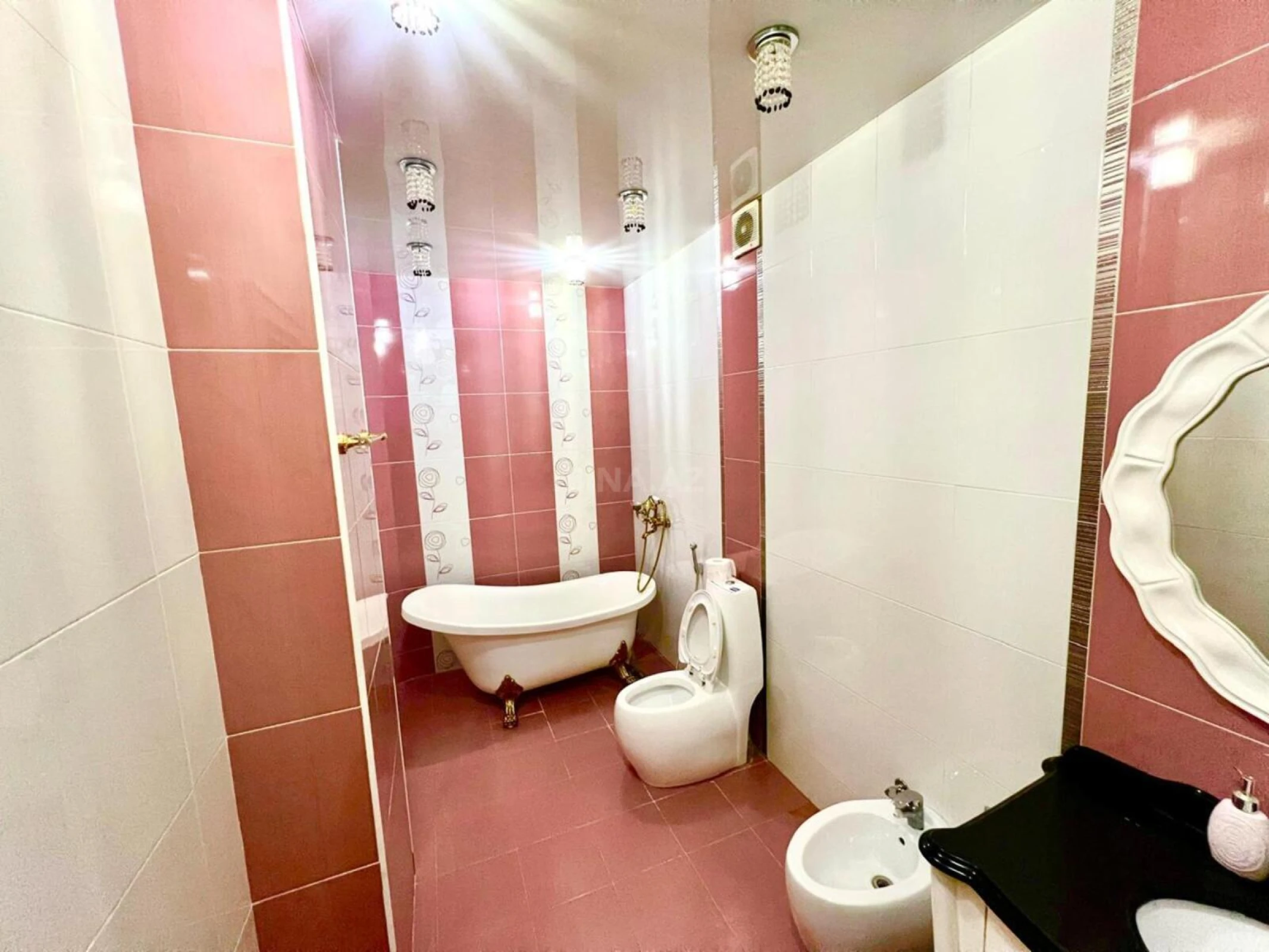 Satılır 4 otaqlı mənzil 210 m²