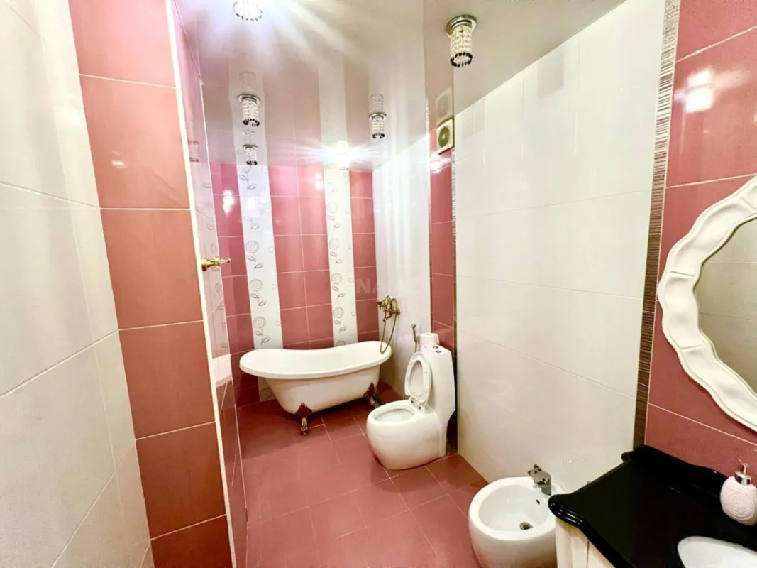 Satılır 4 otaqlı mənzil 210 m²