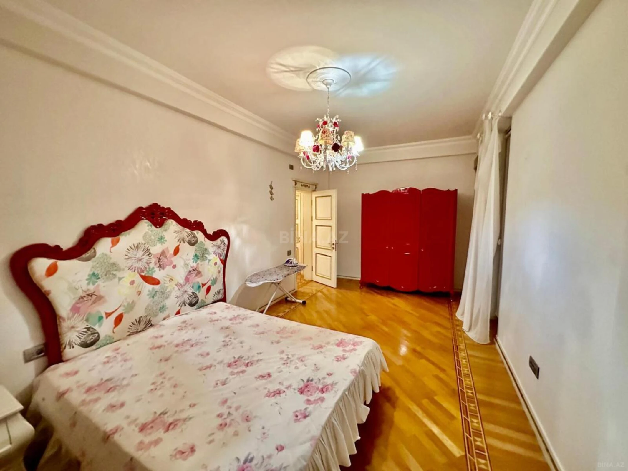 Satılır 4 otaqlı mənzil 210 m²