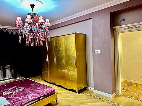 Satılır 4 otaqlı mənzil 210 m²