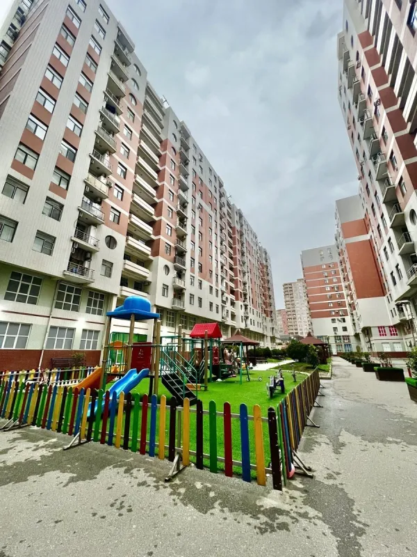 Satılır 4 otaqlı mənzil 145 m²