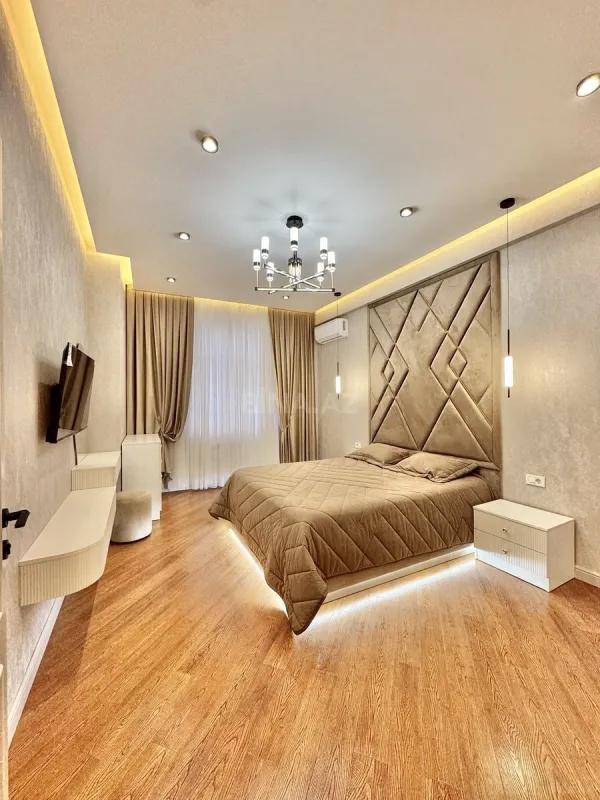 Satılır 4 otaqlı mənzil 145 m²