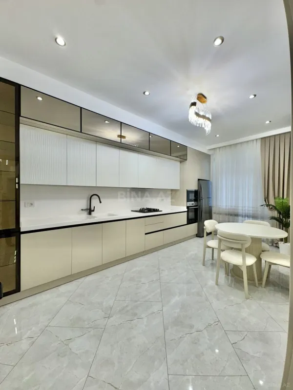 Satılır 4 otaqlı mənzil 145 m²
