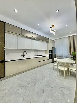 Satılır 4 otaqlı mənzil 145 m²
