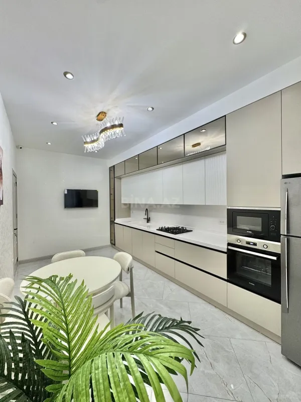 Satılır 4 otaqlı mənzil 145 m²
