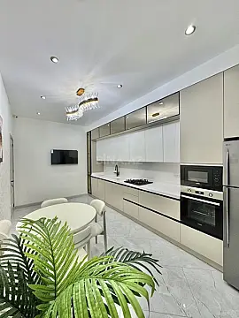 Satılır 4 otaqlı mənzil 145 m²