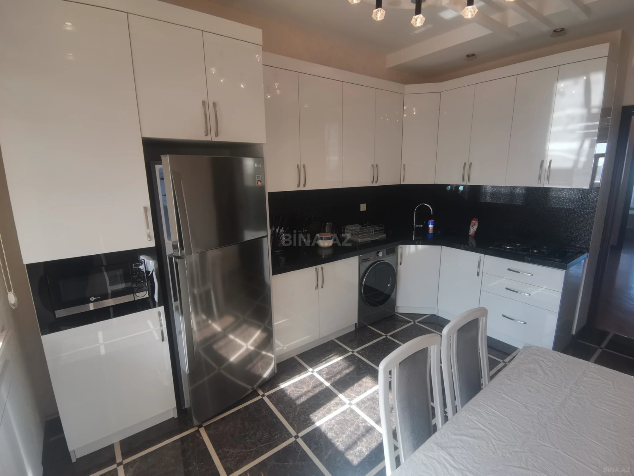 Kirayə verilir 3 otaqlı mənzil 117 m²