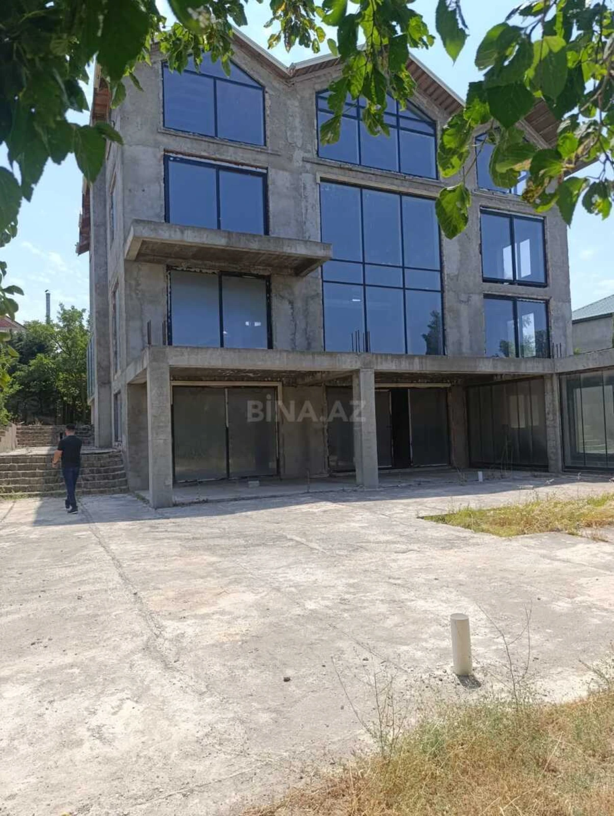 Satılır 14 otaqlı həyət evi 820 m²