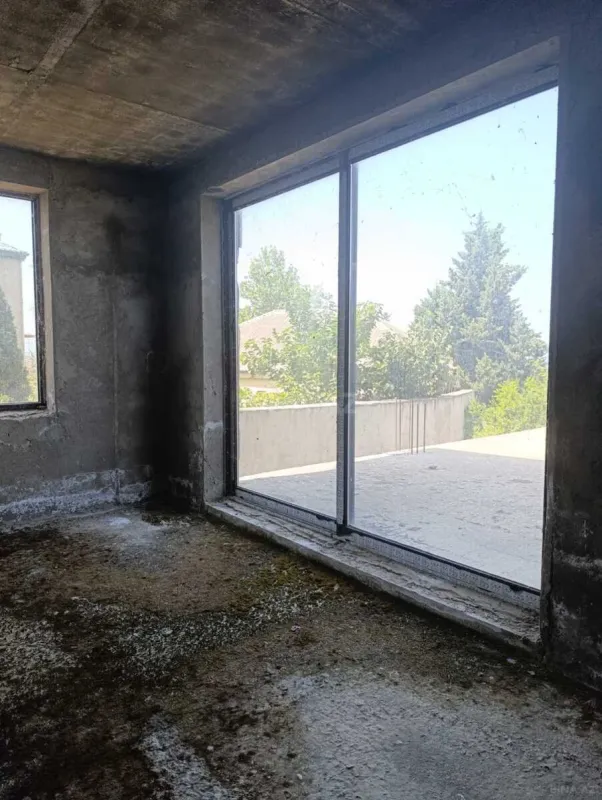 Satılır 14 otaqlı həyət evi 820 m²