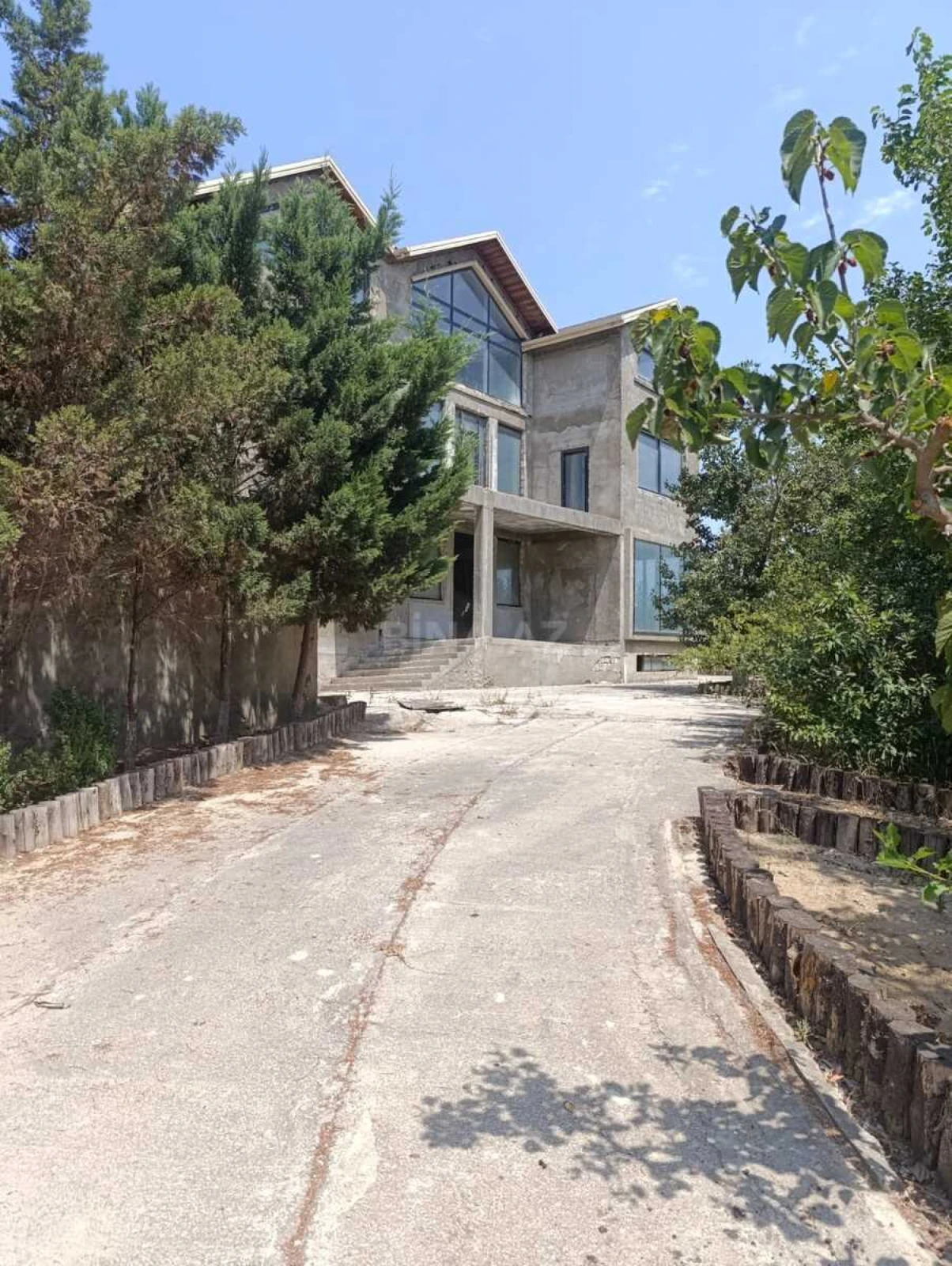Satılır 14 otaqlı həyət evi 820 m²