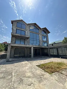 Satılır 14 otaqlı həyət evi 820 m²