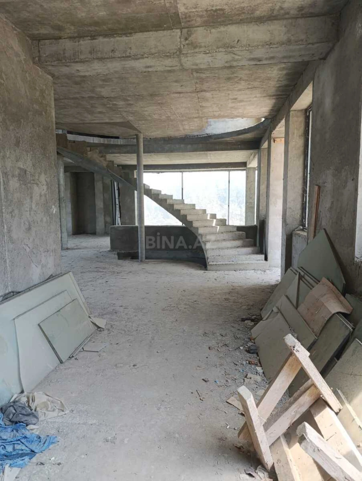 Satılır 14 otaqlı həyət evi 820 m²