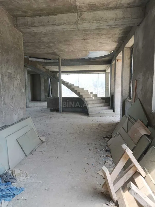 Satılır 14 otaqlı həyət evi 820 m²