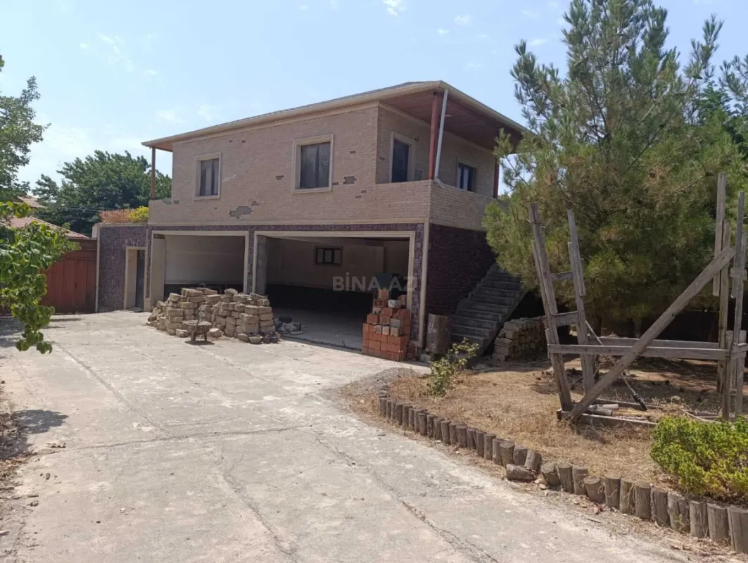 Satılır 14 otaqlı həyət evi 820 m²