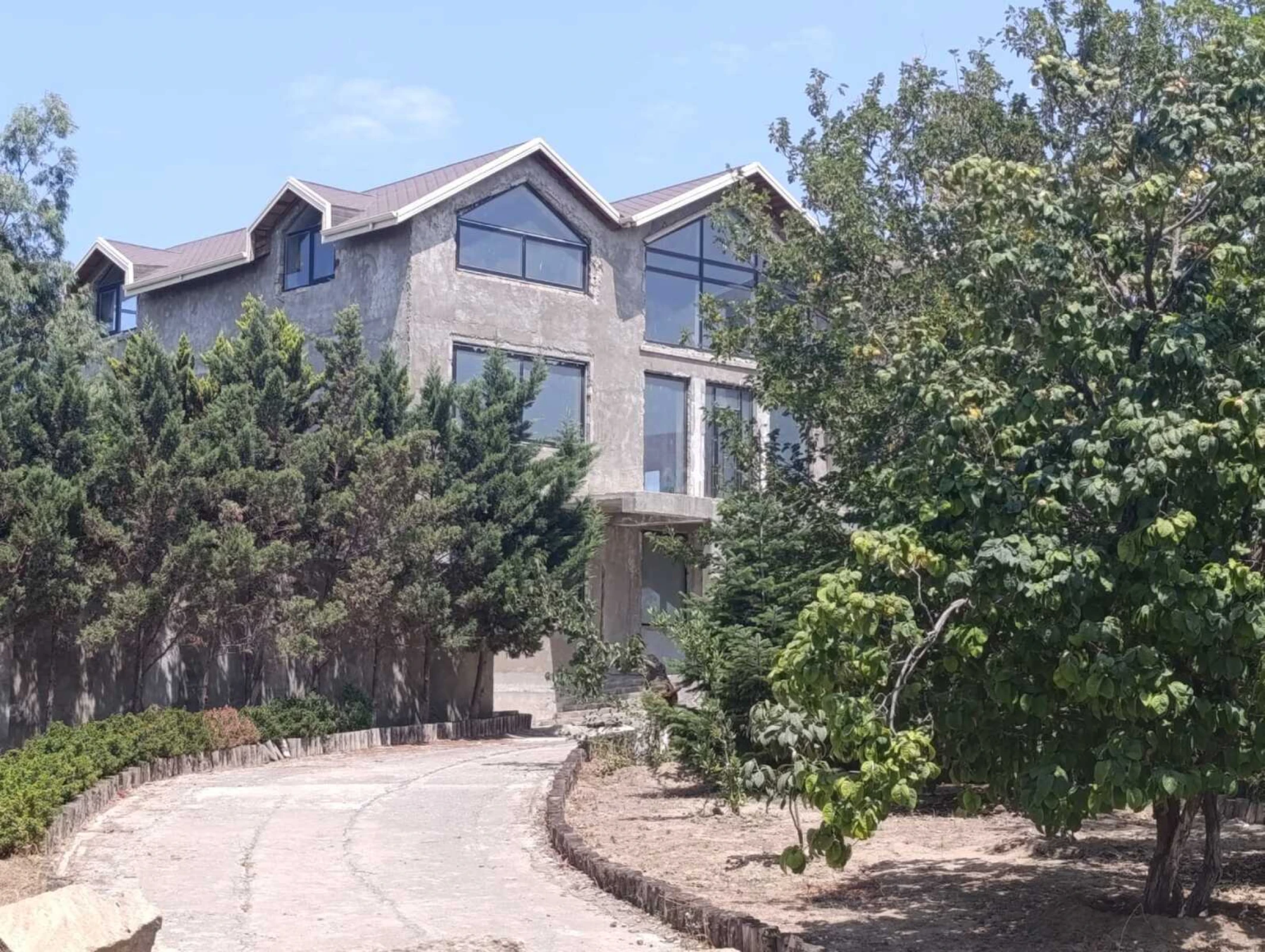 Satılır 14 otaqlı həyət evi 820 m²