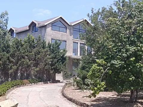 Satılır 14 otaqlı həyət evi 820 m²