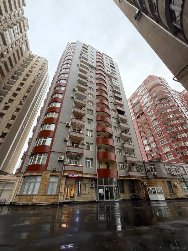 Satılır 4 otaqlı mənzil 210 m²