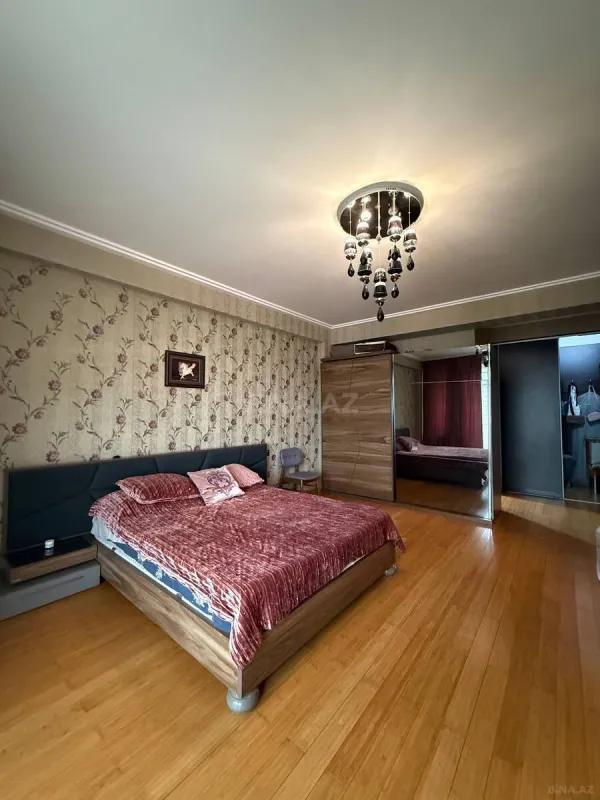 Satılır 4 otaqlı mənzil 210 m²