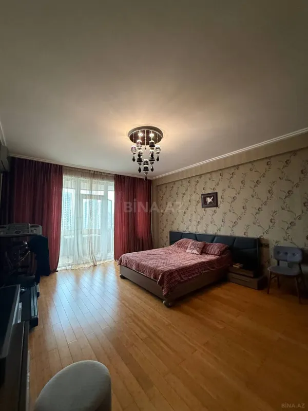 Satılır 4 otaqlı mənzil 210 m²