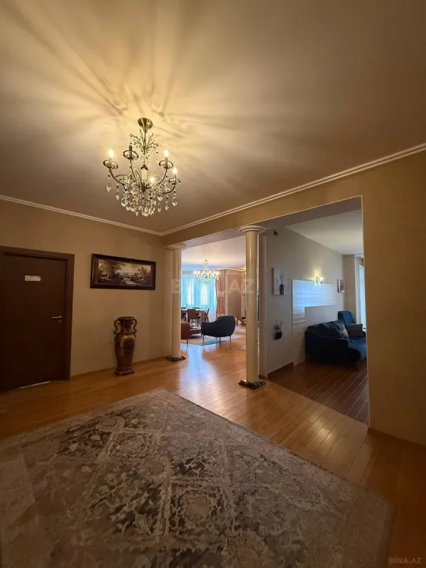 Satılır 4 otaqlı mənzil 210 m²