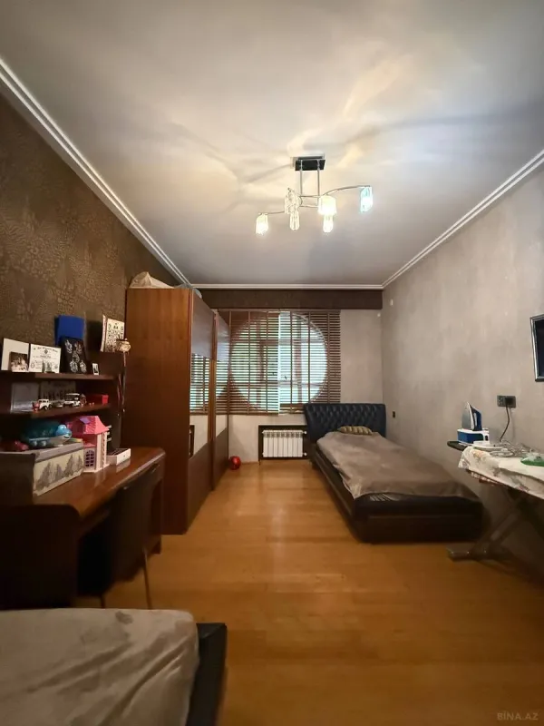 Satılır 4 otaqlı mənzil 210 m²