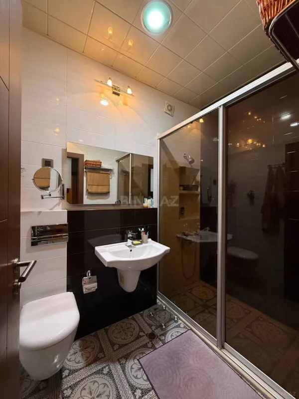 Satılır 4 otaqlı mənzil 210 m²