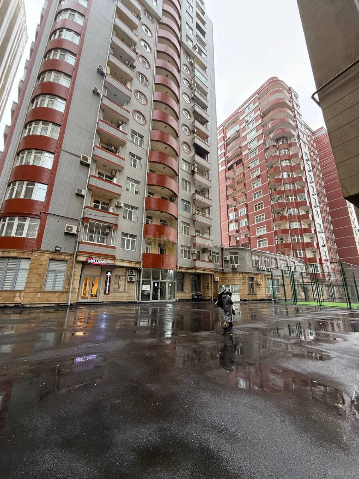 Satılır 4 otaqlı mənzil 210 m²