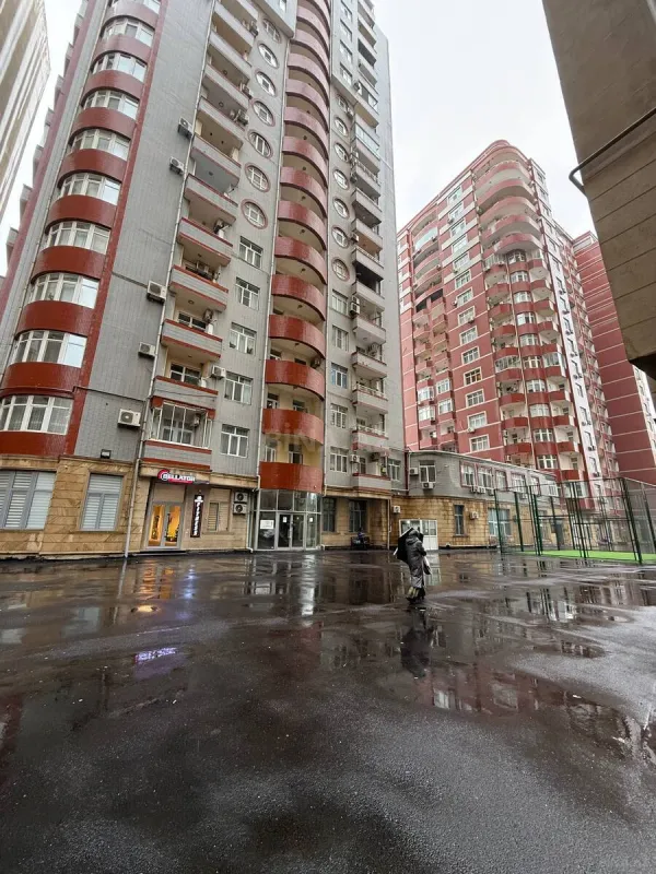 Satılır 4 otaqlı mənzil 210 m²
